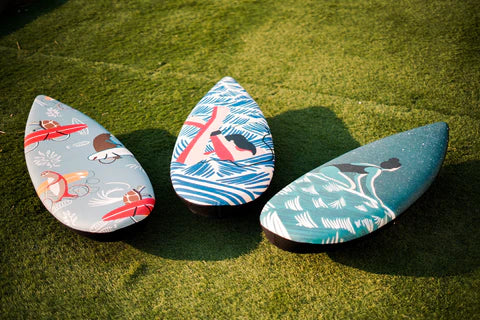 Trois ToyBoard de la collaboration Fabian Lavater sur l’herbe
